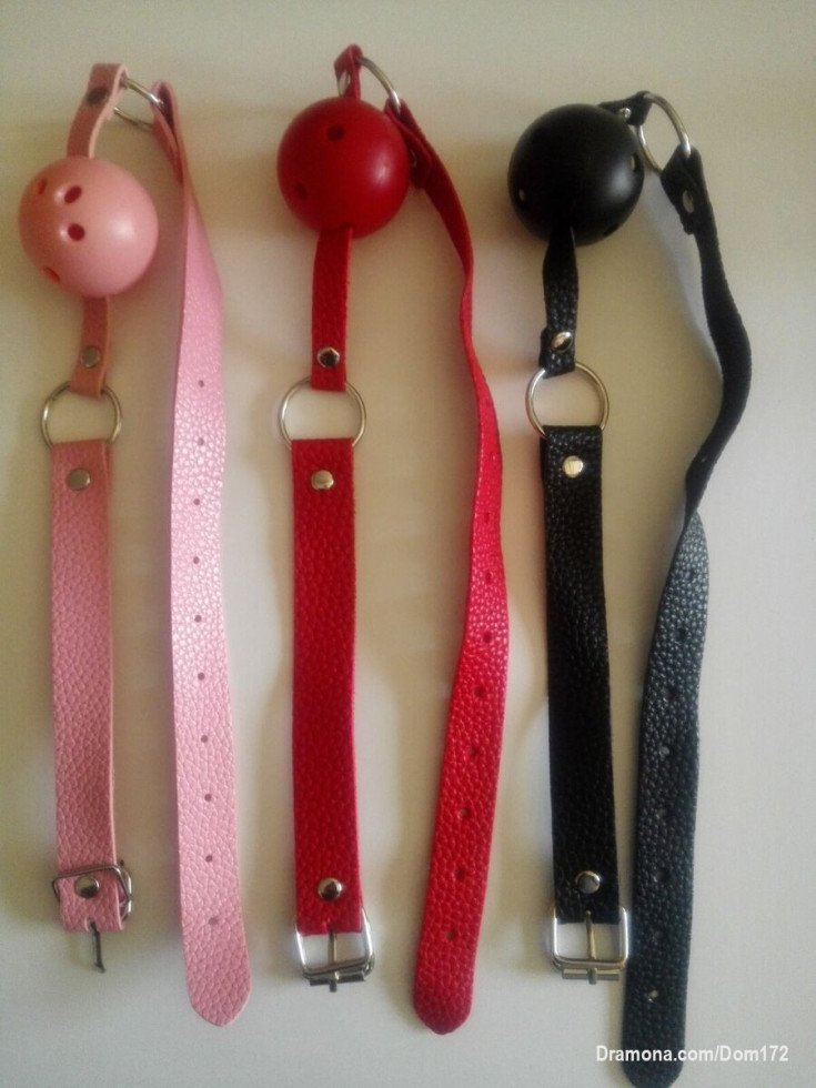 LES NUANCES DE SOUMISSION BDSM 
3. LE(LA) PSEUDO SOUMIS(E), ESCLAVE PAR JEU

Aime " jouer " à l’esclave. Aime se sentir soumis(e) et servir un(e) Maître(sse) et dans certains cas, aime être utilisé(e) pour satisfaire son partenaire aux besoins sadiques, mais dans tous les cas, sous ses propres termes et conditions. Dicte largement le déroulement de la scène. Souvent des adeptes fétichistes comme par exemple les admirateurs de pieds (foot fetish).

NB :👇 très important de savoir ceci : 
Le BDSM est une forme de pratique d'épanouissement personnel réservée aux adultes responsables et consentants.

_________________________
💋💋💋💋💋💋💋
N'oubliez jamais ceci : "LE SEXE FAIT JOUIR MAIS LA MANIÈRE DE JOUIR REND LE SEXE VICIEUX ET PERVERS" 
Déesse Ramona❤️